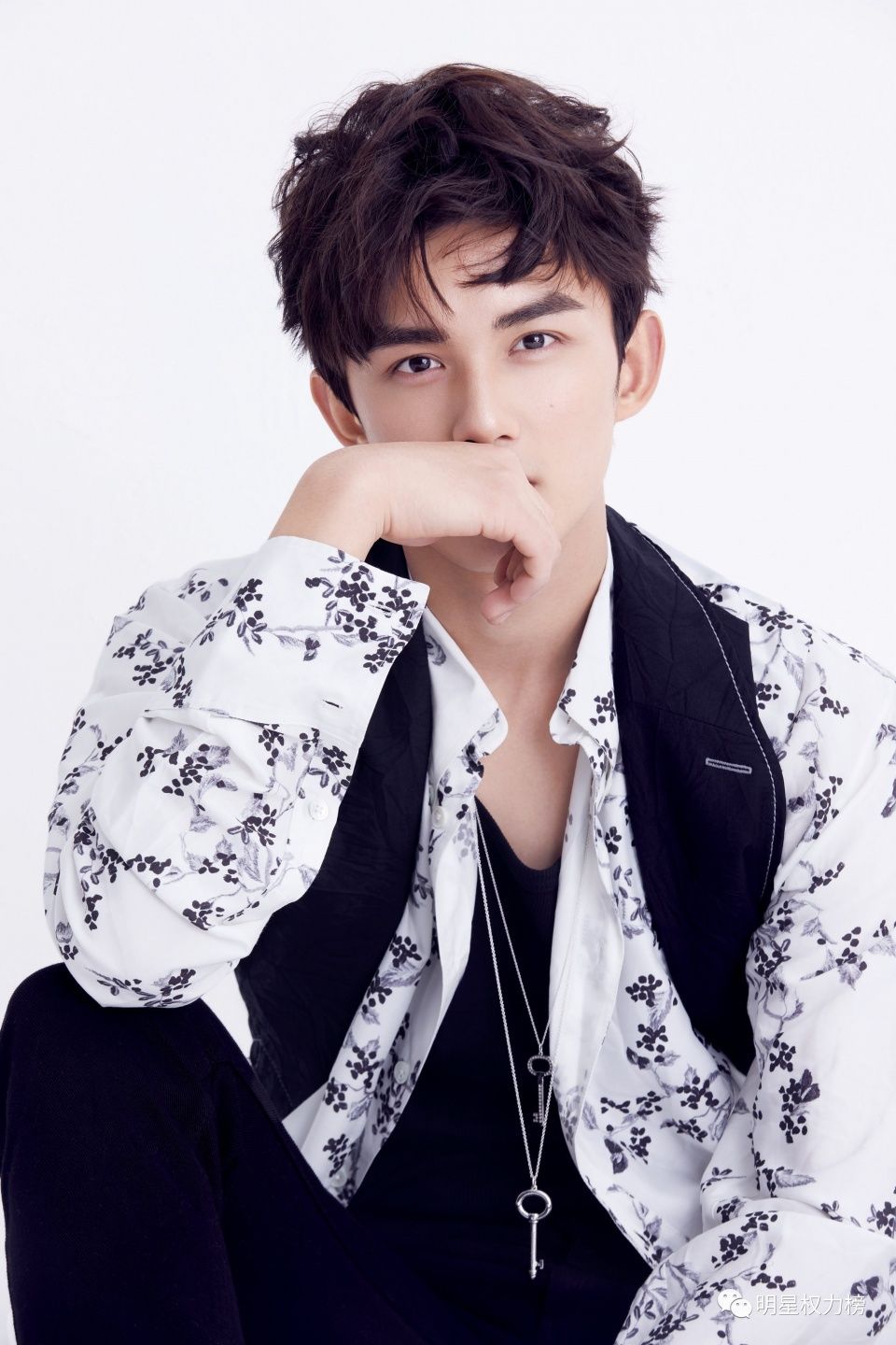 迪丽热巴开年封颜值榜样 吴磊18岁生日众星送