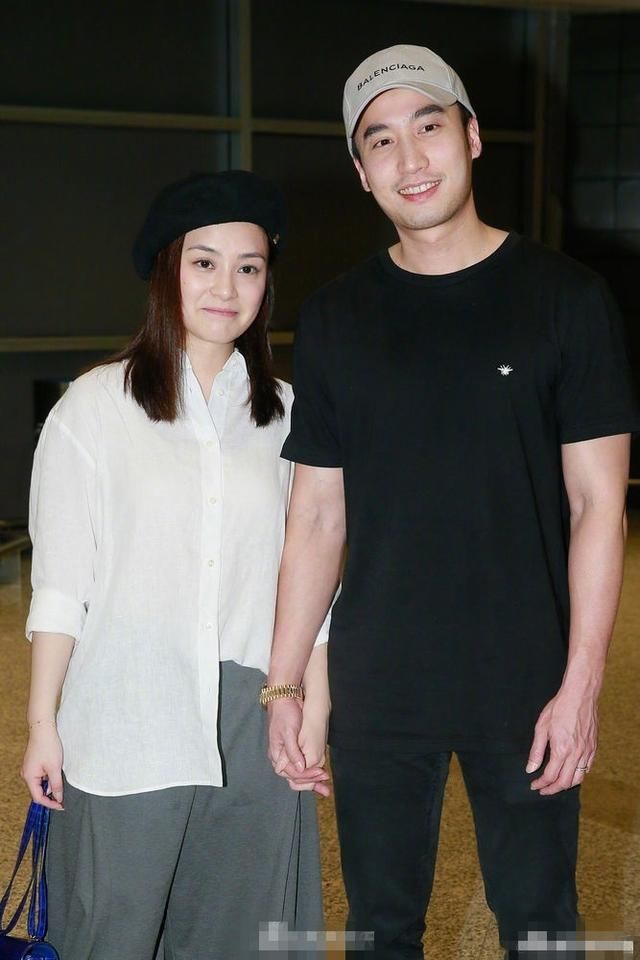 阿娇携老公现身香港机场大撒狗粮,网友吐槽:你