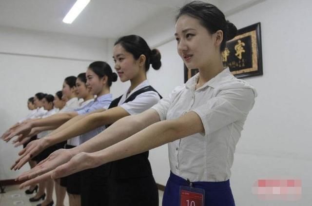 女面试官:9头牛10个秃子,打一成语?博士生高智