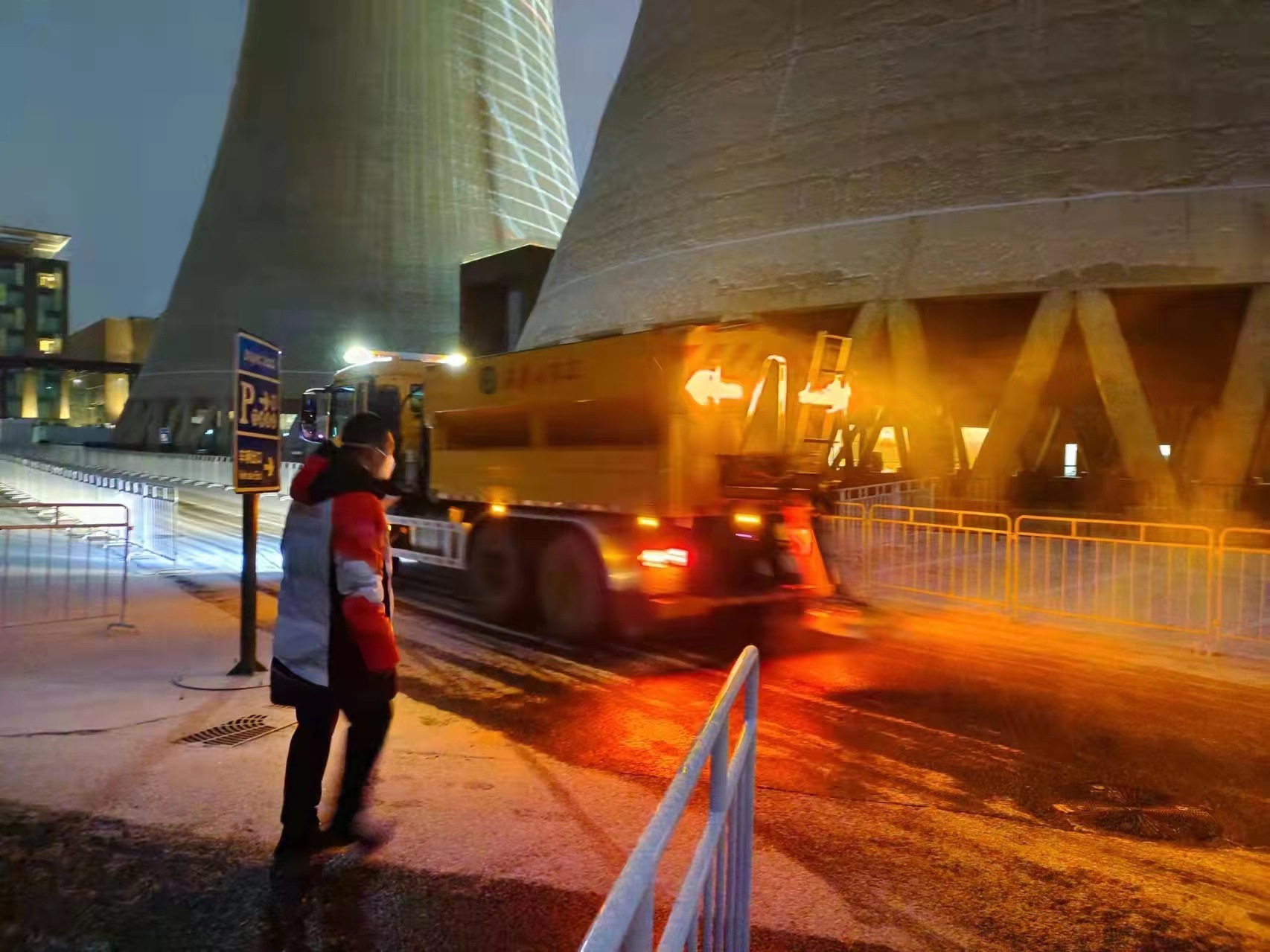 冬奥倒计时|场馆、属地联合应对降雪首钢滑雪大跳台内外运行良好