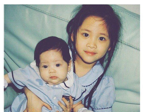 都说李嘉欣的妈妈太偏心,看了照片才知道赵丽