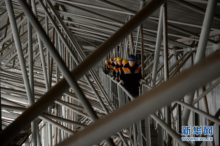 1月21日,西安北高铁车间综合工区工人在西安北站顶部的马道上巡查.