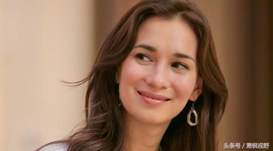 卢靖姗在吴京执导的军旅动作电影《战狼2》中