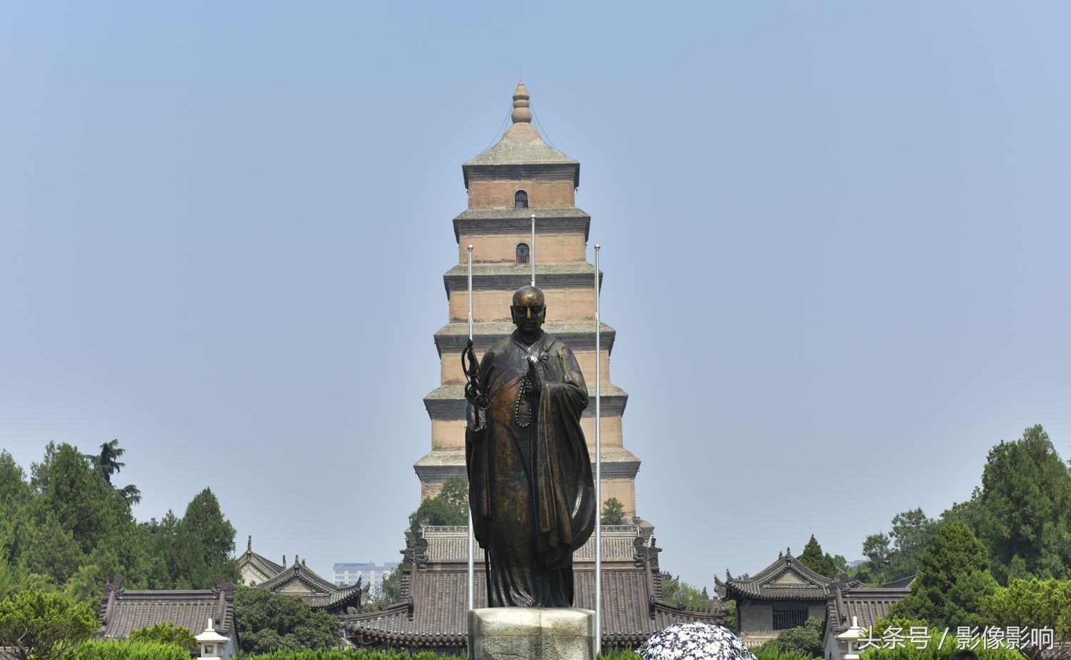 西安大雁塔大慈恩寺门前才竖起来的旗杆又拆除