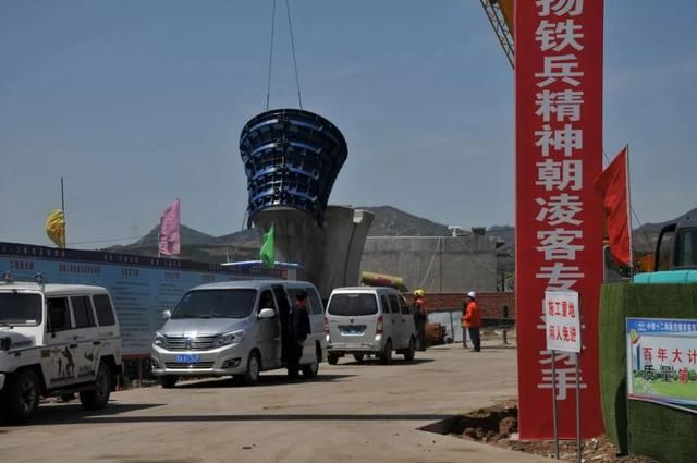 向劳动者致敬五一期间锦州北站建筑工人依然在