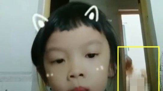 熊孩子拍抖音,无意间拍到妈妈不雅视频,上次是