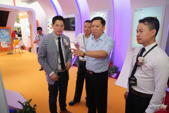 黄庆辉副市长莅临展位参观指导