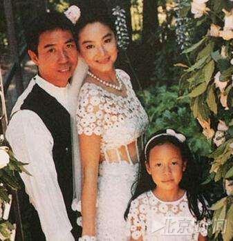 美与年龄无关!来看63岁林青霞与28岁女儿同台