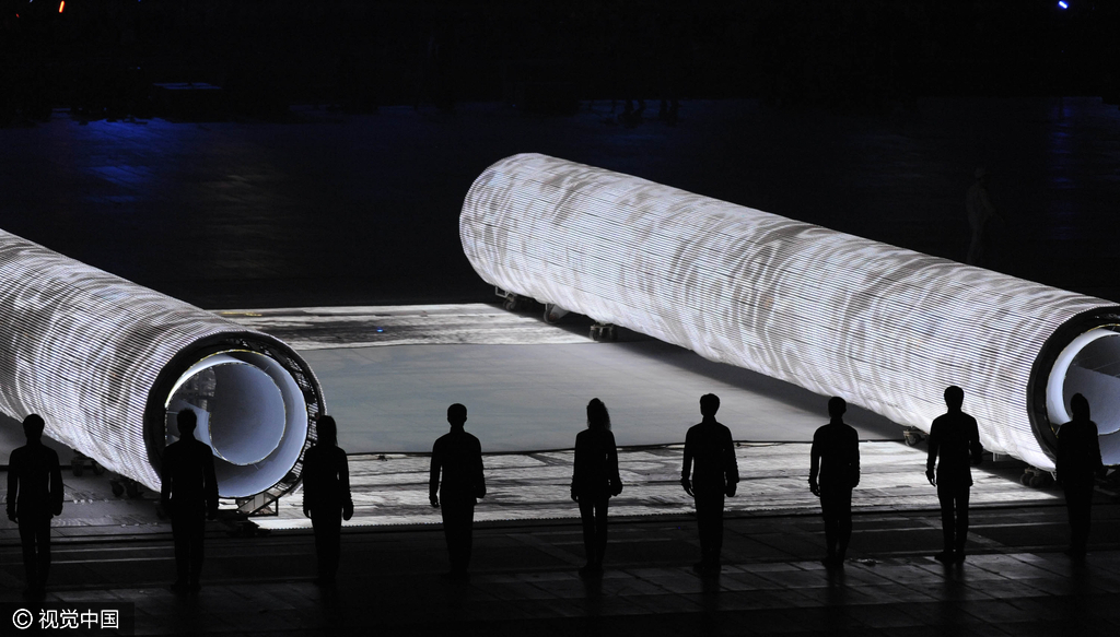 壮观的开幕式和焰火表演令人称奇，中国以这样的方式庆祝首次成为奥运会东道主。2008年北京奥运会