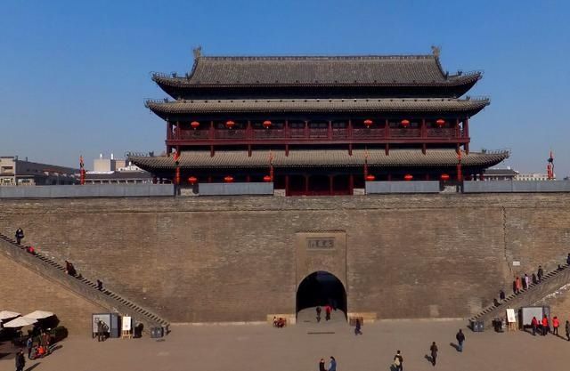 像秦朝的咸阳宫,汉朝的未央宫,隋朝的大兴城,以及