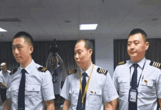 川航3U8633在出事后, 和塔台没有联系的情况下