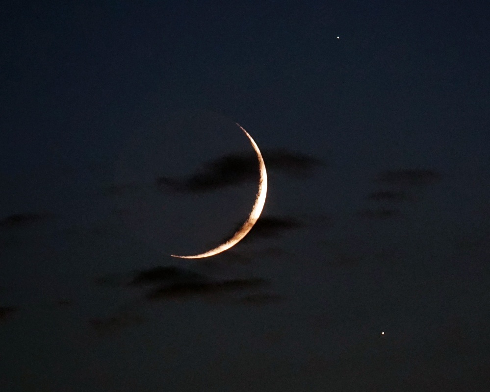 星月争辉!我国多地夜空现双星会"娥眉"天象