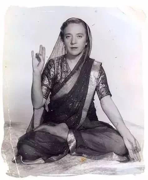 她是全世界第一位练瑜伽的女性,使瑜伽风靡全