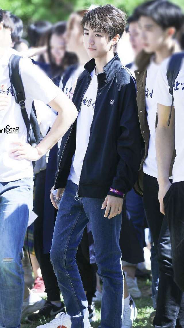 笑喷!王俊凯现身北京理工大学参加活动,校长成