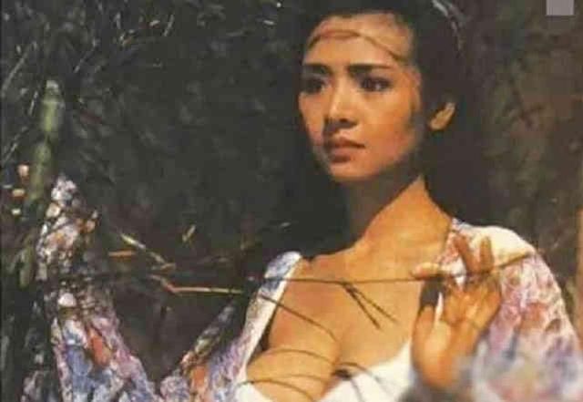 叶子楣的这部作品,这样的一个镜头被多次暂停