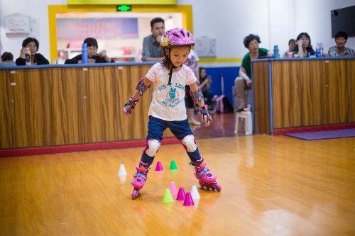 孩子学习轮滑中,专业教练指导与没有专业指导