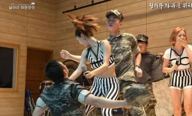 ——看看！女星这样的切身体会无疑是对韩军形象的正面加分。正因如此，很多军队都很注重利用美女资源。其中玩得最拿手的，美军说自己是第二其他国家恐怕都不敢说第一了。