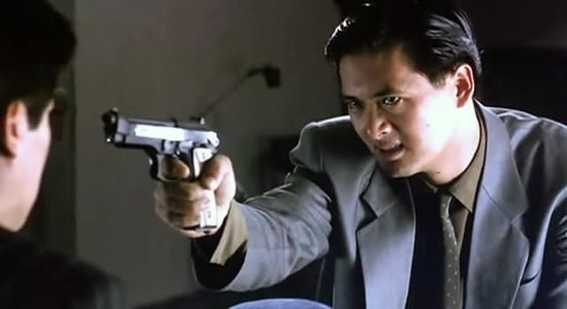 香港警匪片不愧是暴力美学,这些影帝拿枪的姿