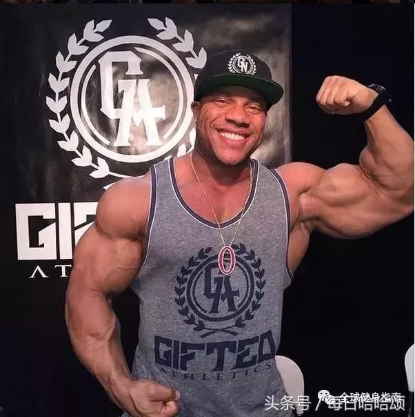 黄哲勋晒身材对比照,外国网友评论:这肩膀太假