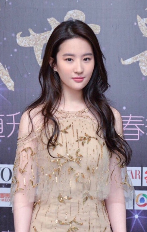 网友对比刘亦菲直发和卷发的区别,脸型看上去小了一圈.
