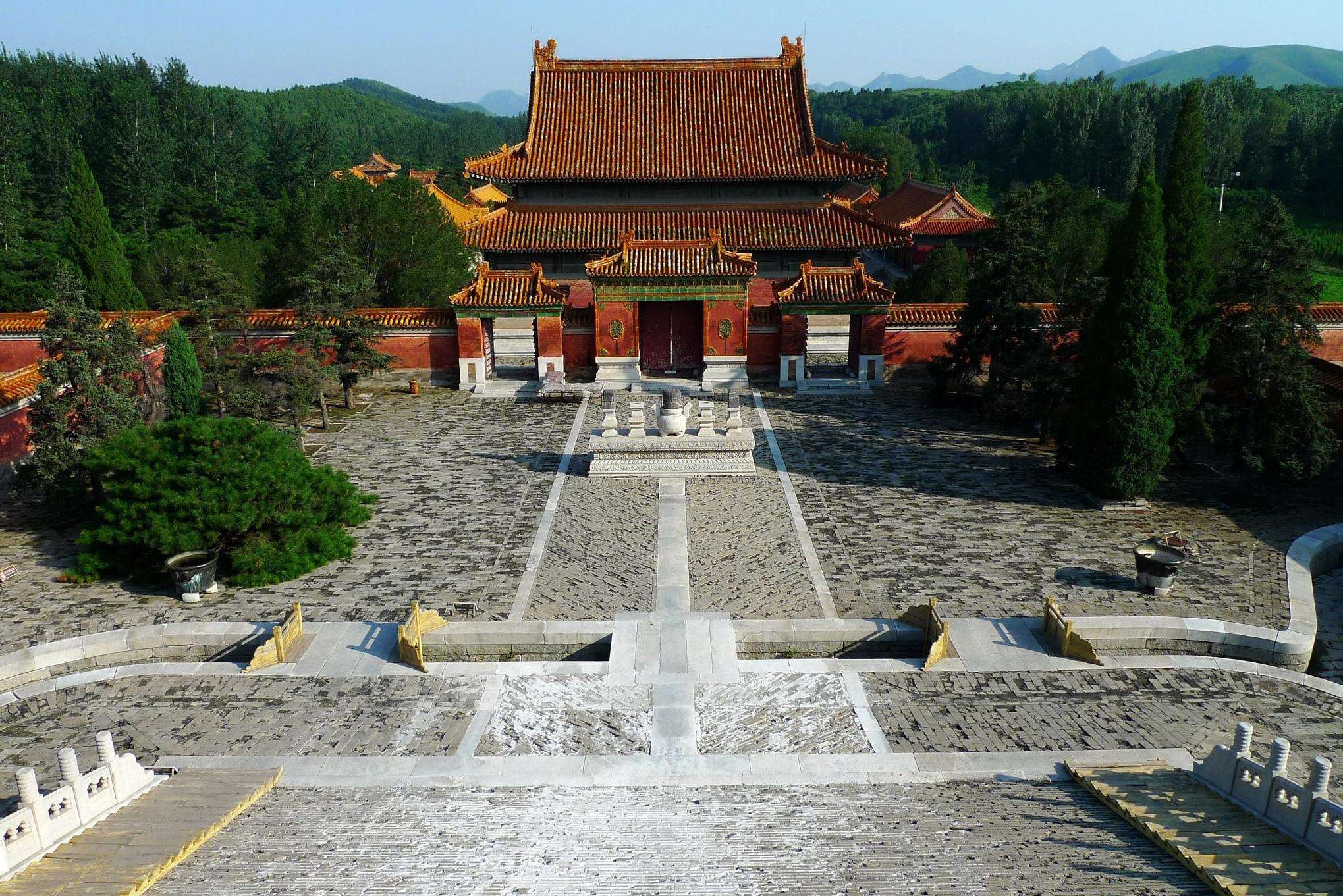 就把陵墓建在了康熙陵墓所在的清东陵,反而是嘉庆道光等人葬在了雍正