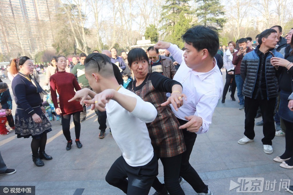 "双枪大妈"直播尬舞走红 被称"尬舞红娘"