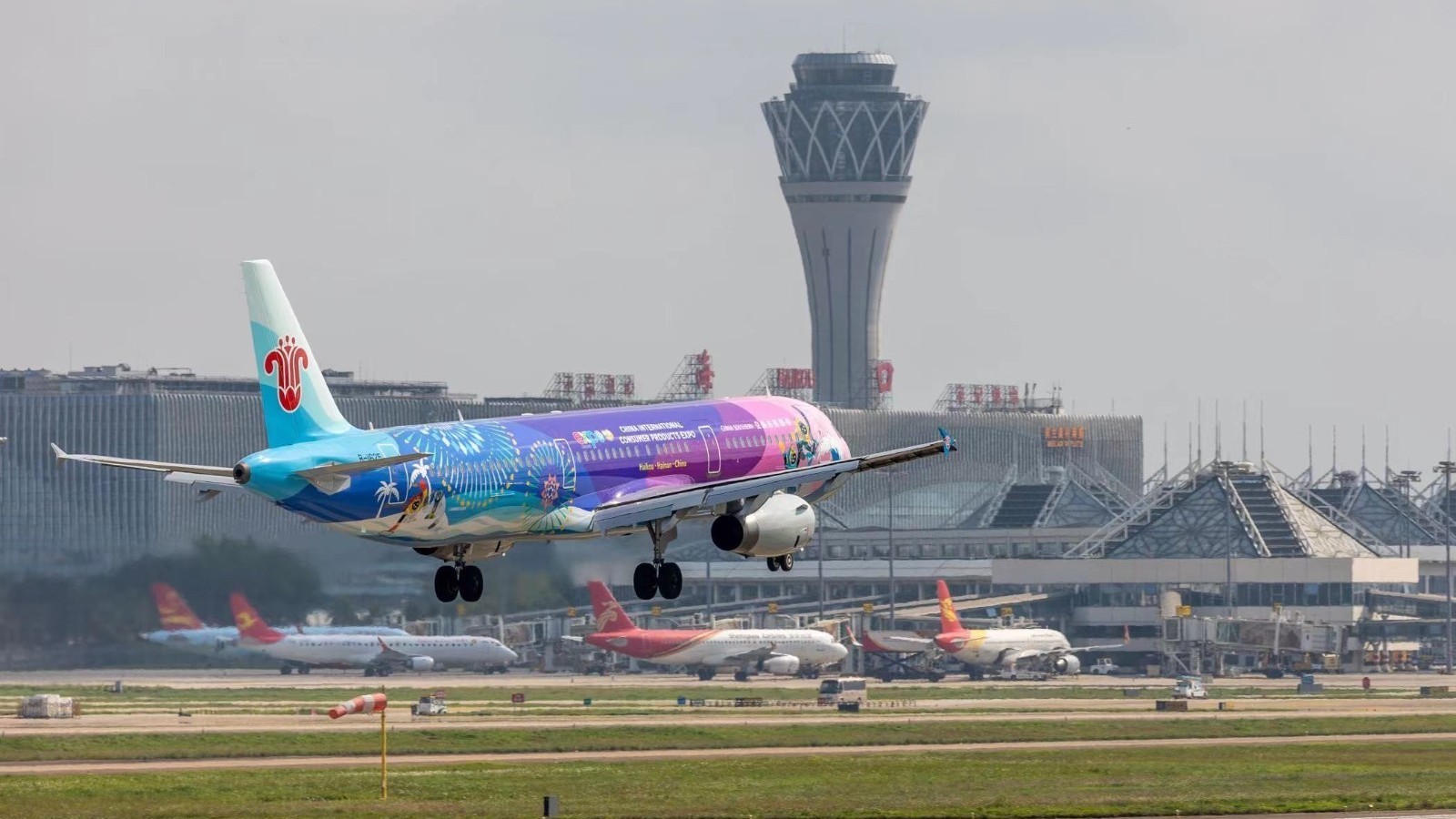 成功首航！南航推出全球首架消博会主题彩绘飞机