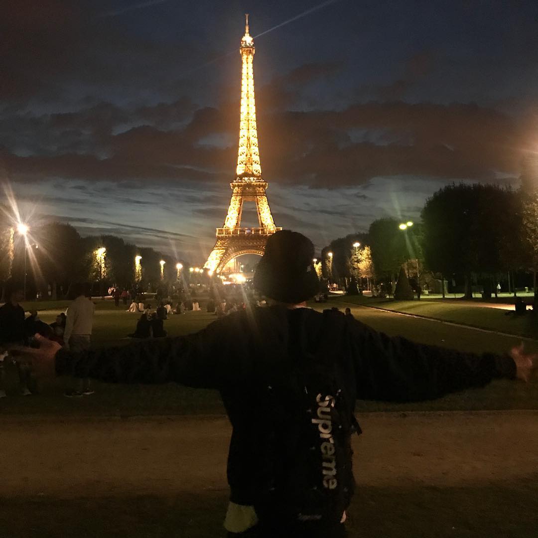 照片中南柱赫面向法国地标巴黎铁塔,双手张开呈拥抱姿势,连背影也帅气