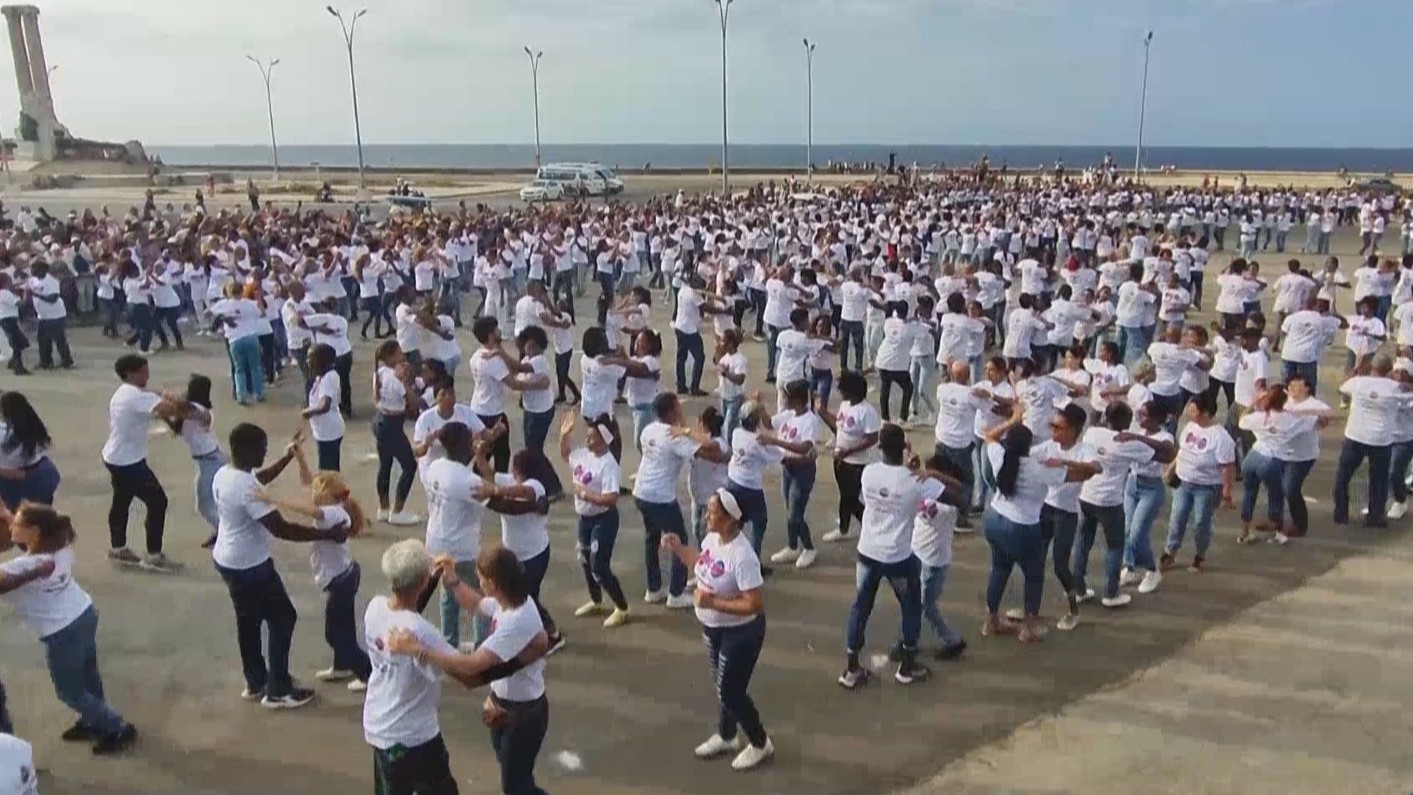 创纪录！古巴近三千人齐跳萨尔萨舞