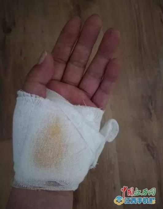 尖刀刺来 年轻民警果敢伸手握住利刃擒凶(图) 尖刀刺来 年轻民警果敢伸手握住利刃擒凶(图)