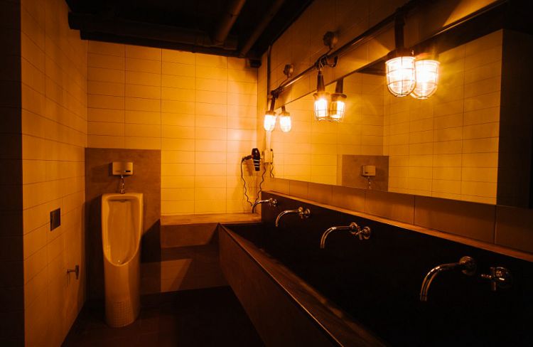 酒店和真正的监狱一样,只有照明很差的大型公用厕所.