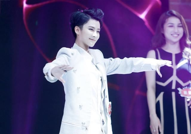 雌雄同体被疑整容!却在百变女神和国民老公之