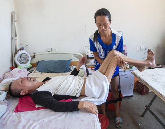 她抱着高位截瘫的丈夫15年 用手抠大便