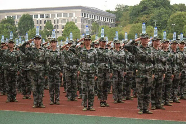 9月24日下午三点,湖南第一师范学院召开了2017级新生开学典礼暨军训总结表彰大会。军训汇报演出中,27支新生连队中出现了一个头顶水瓶的表演连队。他们头顶水瓶,完成整套军训汇报演出动作。(来源:环球网)
