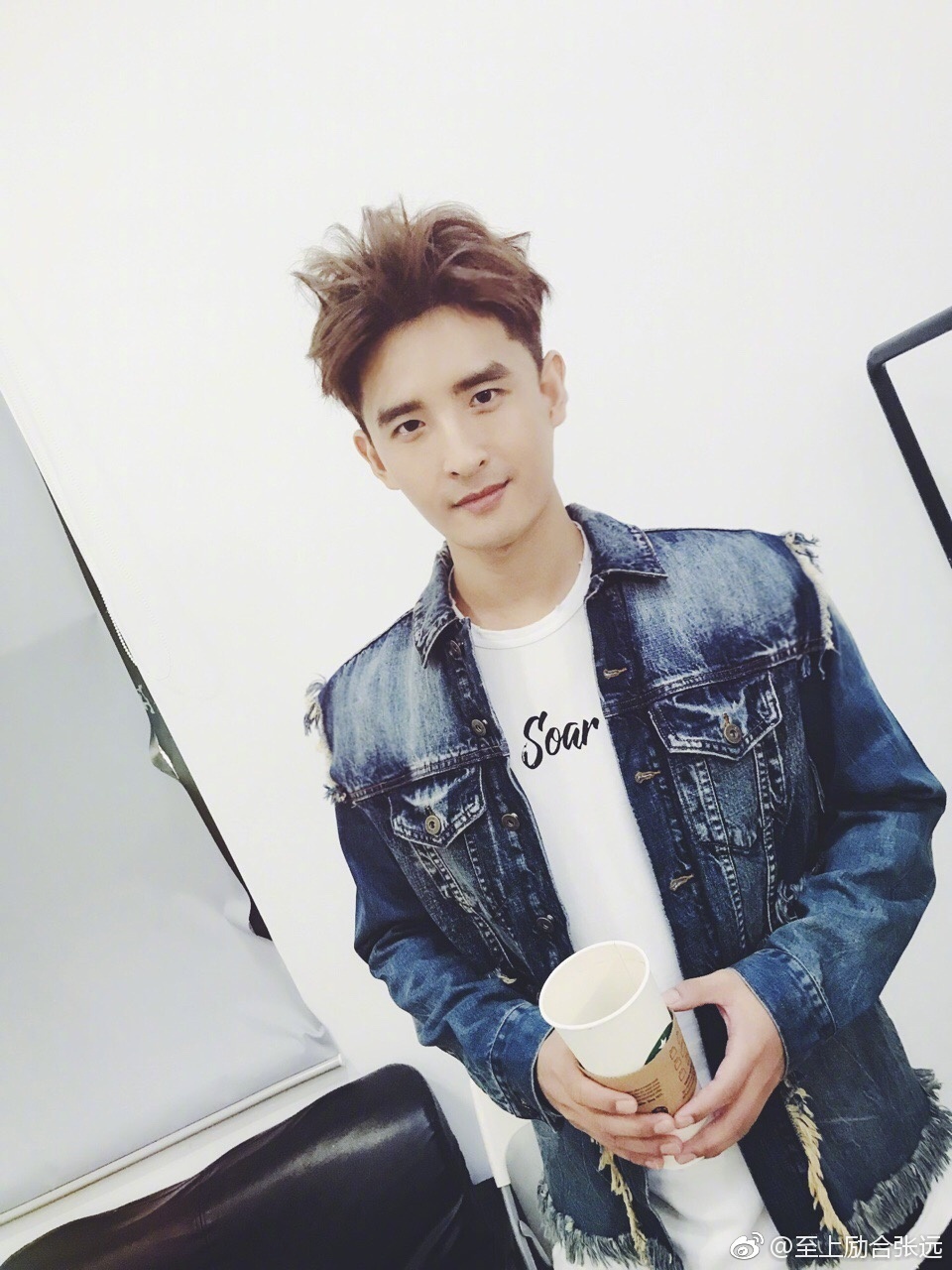 至上励合张远晒家人近照 网友称赞弟弟颜值高