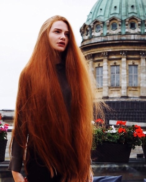 近日，23岁的俄罗斯女模特阿纳斯塔西娅•西多罗夫（Anastasia Sidorov）在她的Instagram帐号上晒出她106厘米长的红色秀发，并透露她在18岁曾患有秃顶。