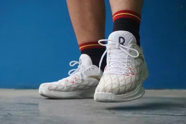 安踏居然把最新缓震科技先用在了这双签名鞋上