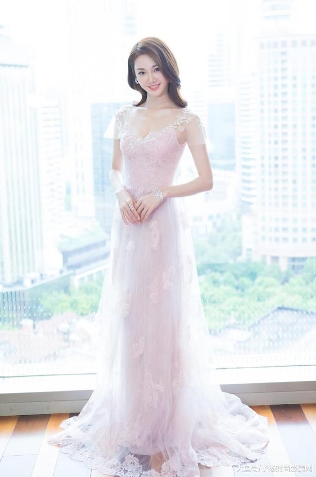 被苗苗圈粉,撞色牛仔装穿出2米大长腿,手镯我都编过