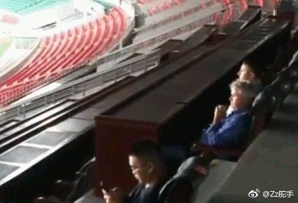 现场|希丁克抵达中国考察国奥,足协签约杜绝卡