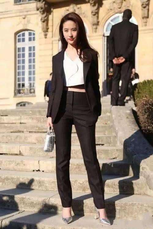 服了刘亦菲!穿这样的高开叉裙却不穿安全裤,网