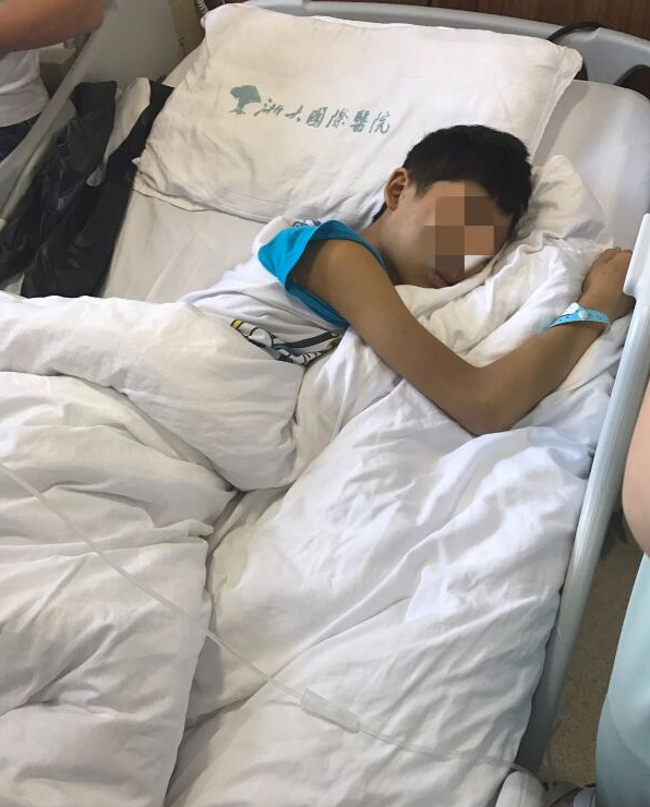 14岁男孩吃错感冒药瘦成皮包骨 体重只有35斤