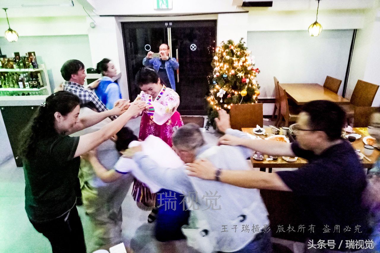 朝鲜饭店女服务员说中国话唱中国歌,领着中国