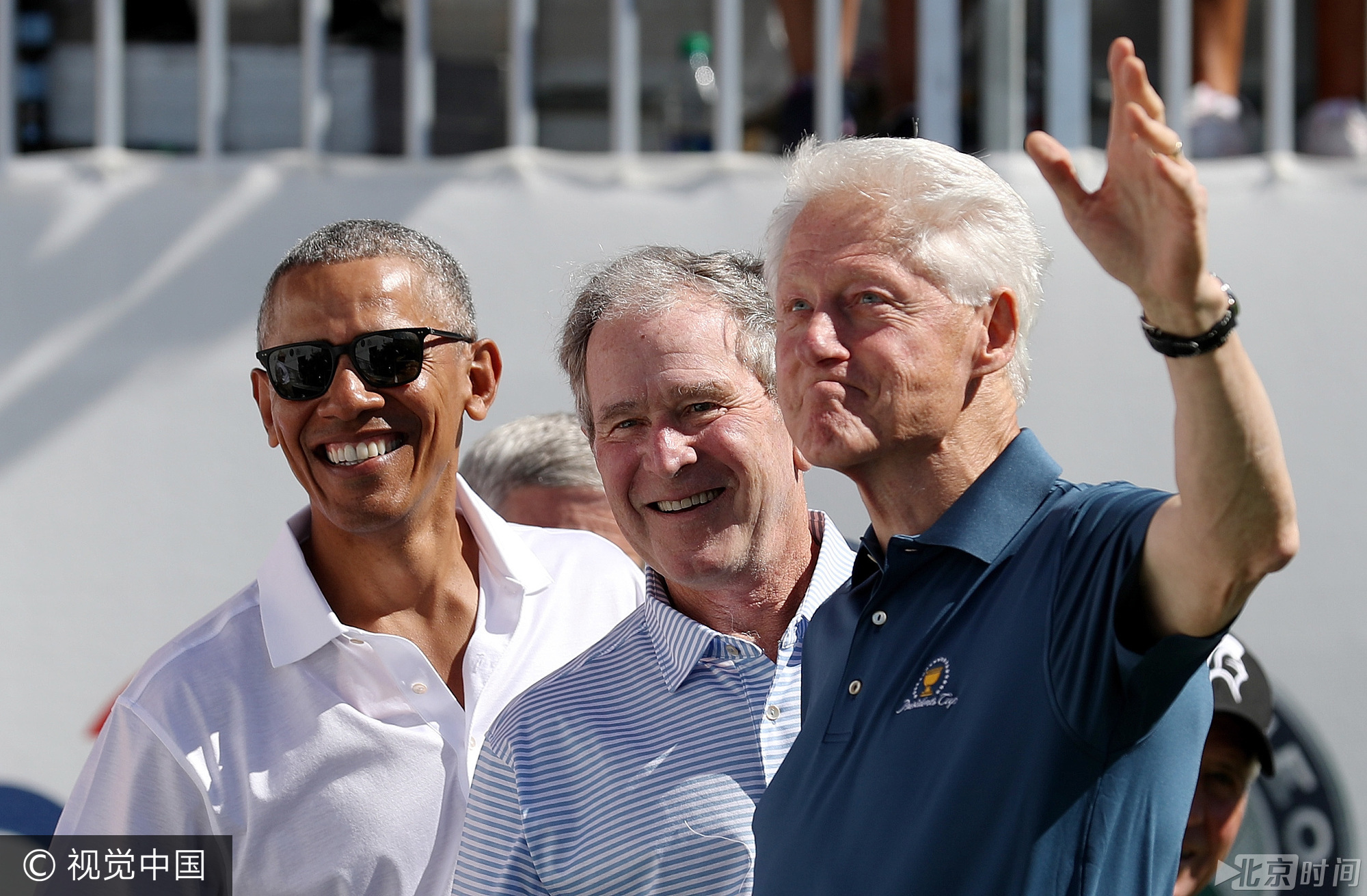 当地时间8月28日，比尔·克林顿（右）、乔治·W·布什（中）、巴拉克·奥巴马现身美国新泽西州，观看自由国家高尔夫俱乐部总统杯比赛。图/视觉中国