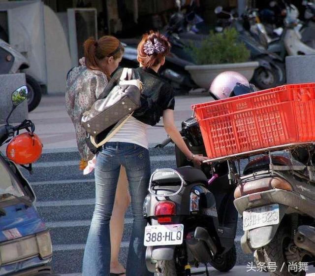 俏丽小女人紧身牛仔喇叭裤,苗条的身姿玲珑有