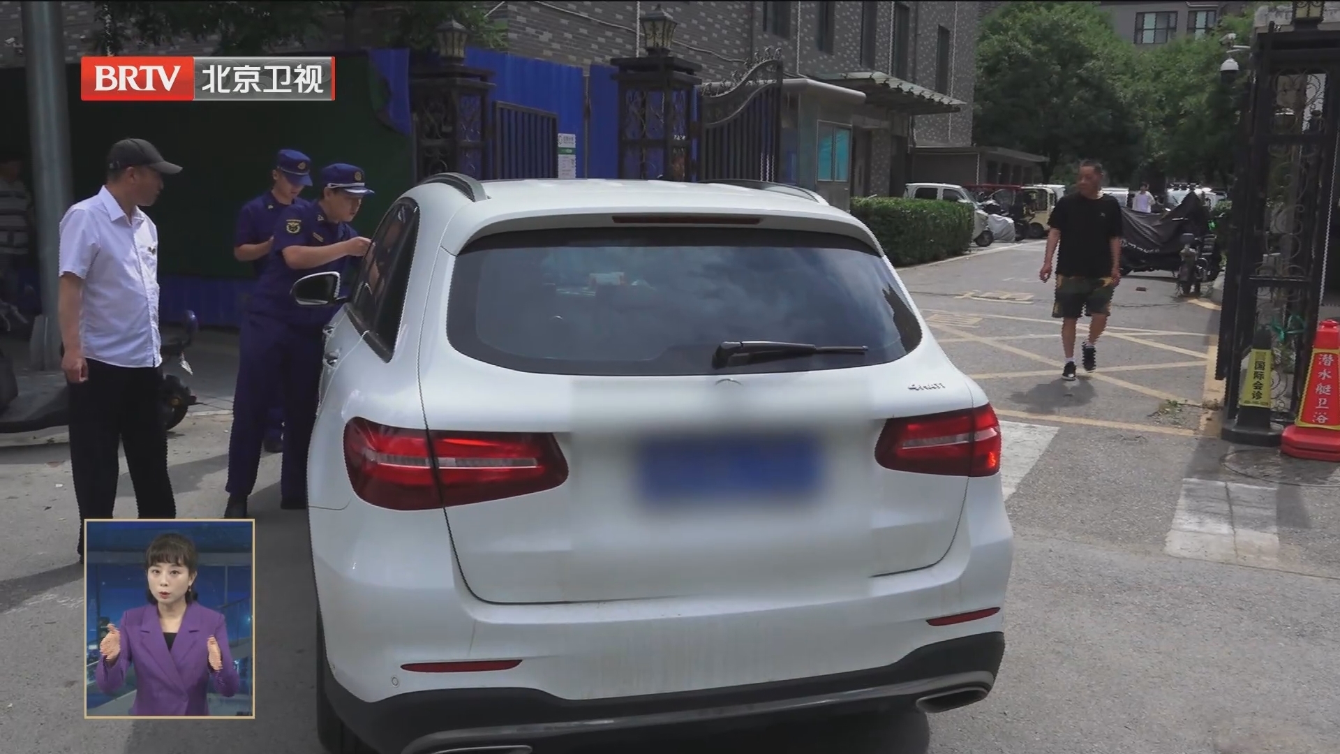 北京消防加大检查力度 及时清移占用消防车通道车辆