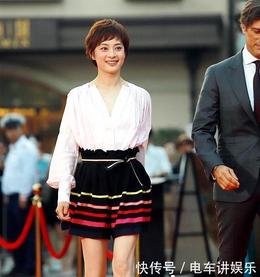 孙俪改走少女路线了?白衬衣搭配半身裙,35岁辣
