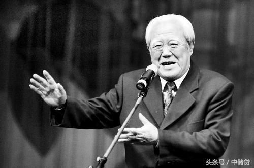 其师承周德山,擅长演文哏段子著称.