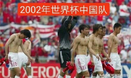 看看18年女足腹肌和02年男足腹肌,再看看现役