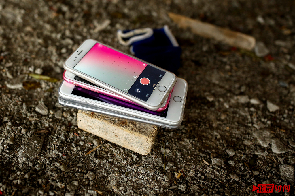 为了提高视频画面质量，顾不上价格，他不断的在提高自己手机的像素，从4S换成了苹果6。