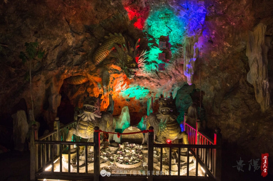 在贵阳黔灵山公园,吸氧、锻炼、戏猴子